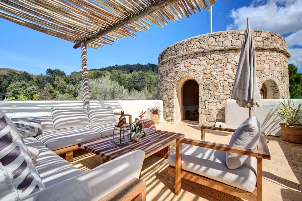 Außenterrasse mit gepolsterten Sitzgelegenheiten in der Fincadelica San Lorenzo