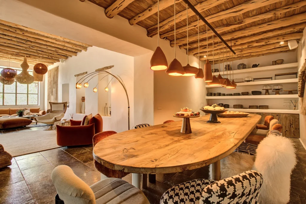 Rustikales Esszimmer mit Holztisch in der Location für Destination Weddings