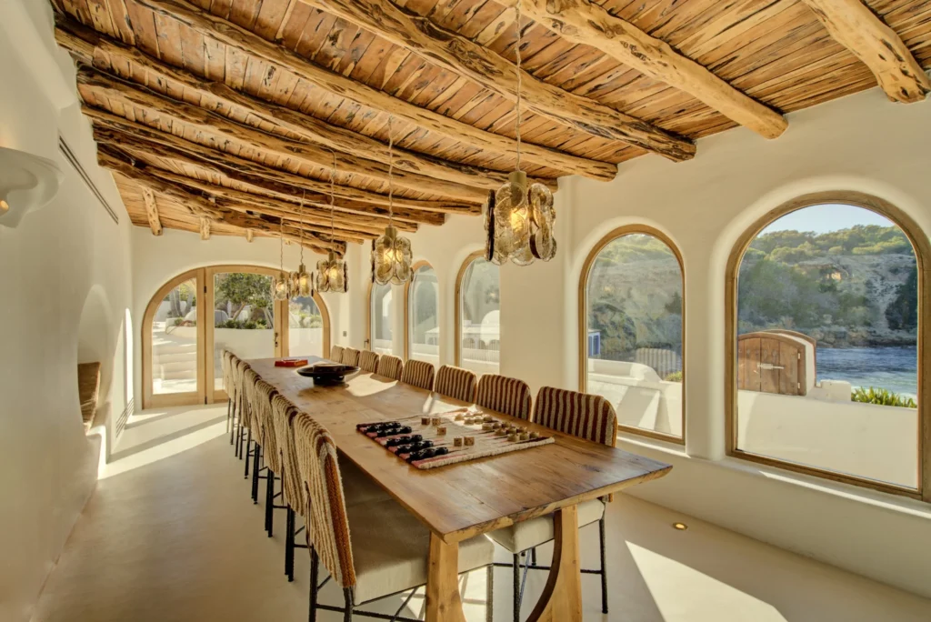 Rustikales Esszimmer der Fincadelica Xarraca