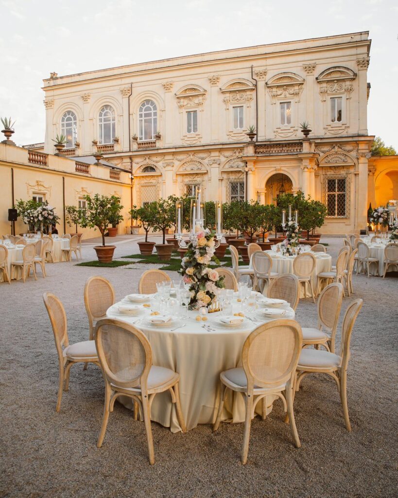 Runde gedeckte Tische vor der Villa Aurelia in Rom