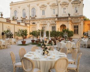 Runde gedeckte Tische vor der Villa Aurelia in Rom zugeschnitten