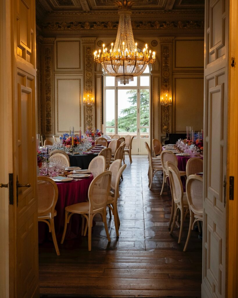 Geschmückter Innenraum einer Luxushochzeitslocations